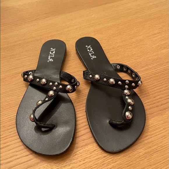 These cute flats come in different colors! - Picture 1 of 4